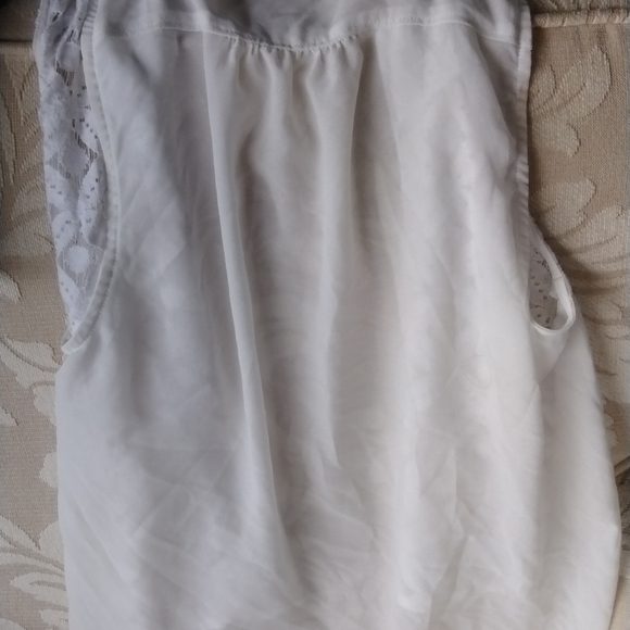 Cream color with white lace lace sleeveless Hollister blouse - Picture 3 of 4